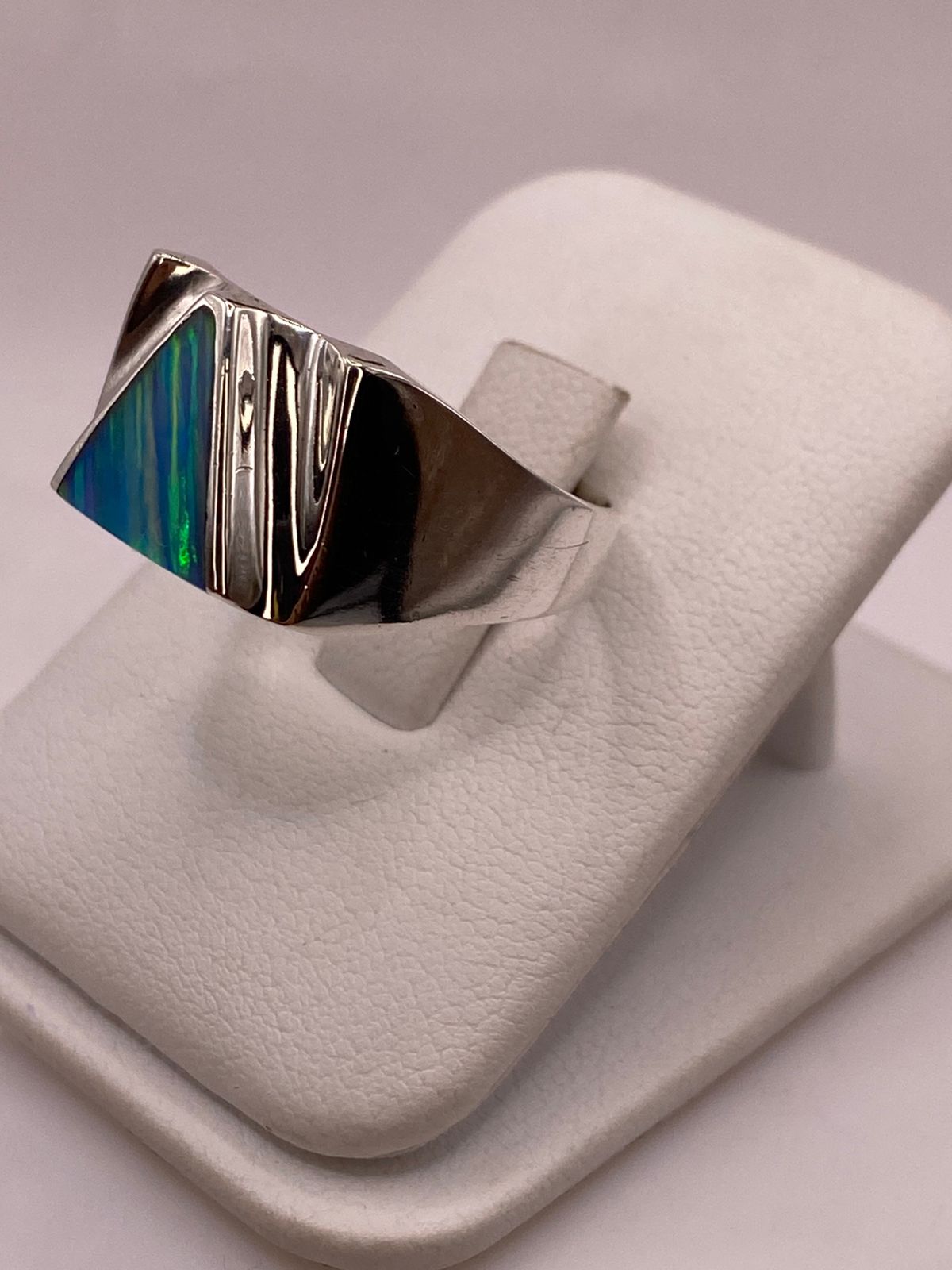 Anillo Contemporáneo Plata Ley 950 con Ópalo de Fuego Azul‑verde