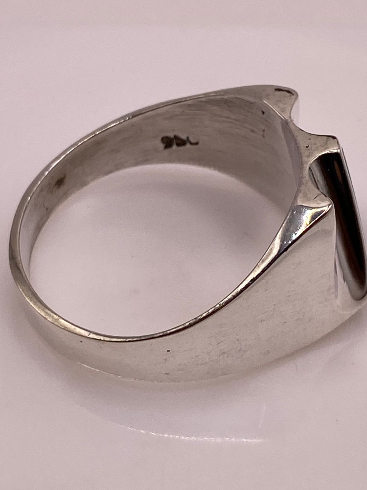 Anillo Contemporáneo Plata Ley 950 con Ópalo de Fuego Azul‑verde