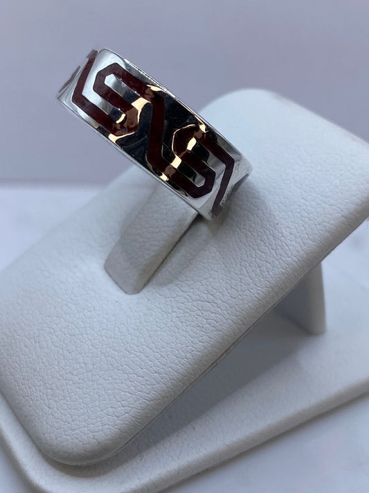 Anillo de Coral Rojo con Greca Geométrica en Plata .925, vista frontal