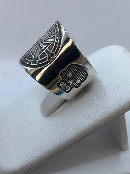 Anillo Cruz Biker “life Death Love Bikes” en Plata .925 – Diseño Sello Motociclista, vista lateral