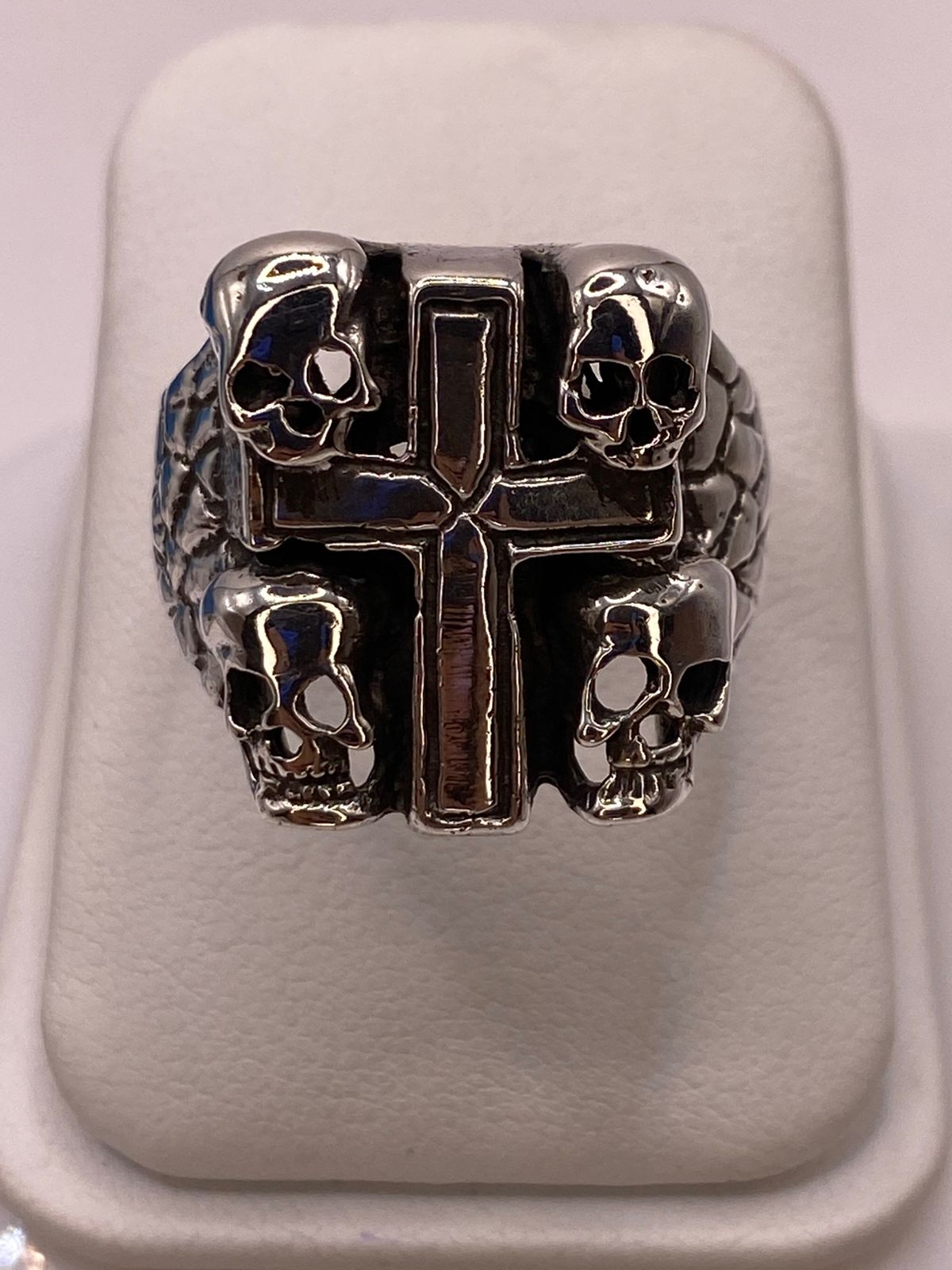 Anillo de Cruz con Calaveras en Plata .925