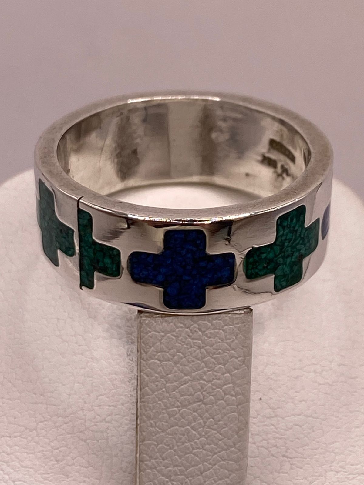 Anillo Cruz Geométrica de Plata .925 con Incrustaciones de Piedra