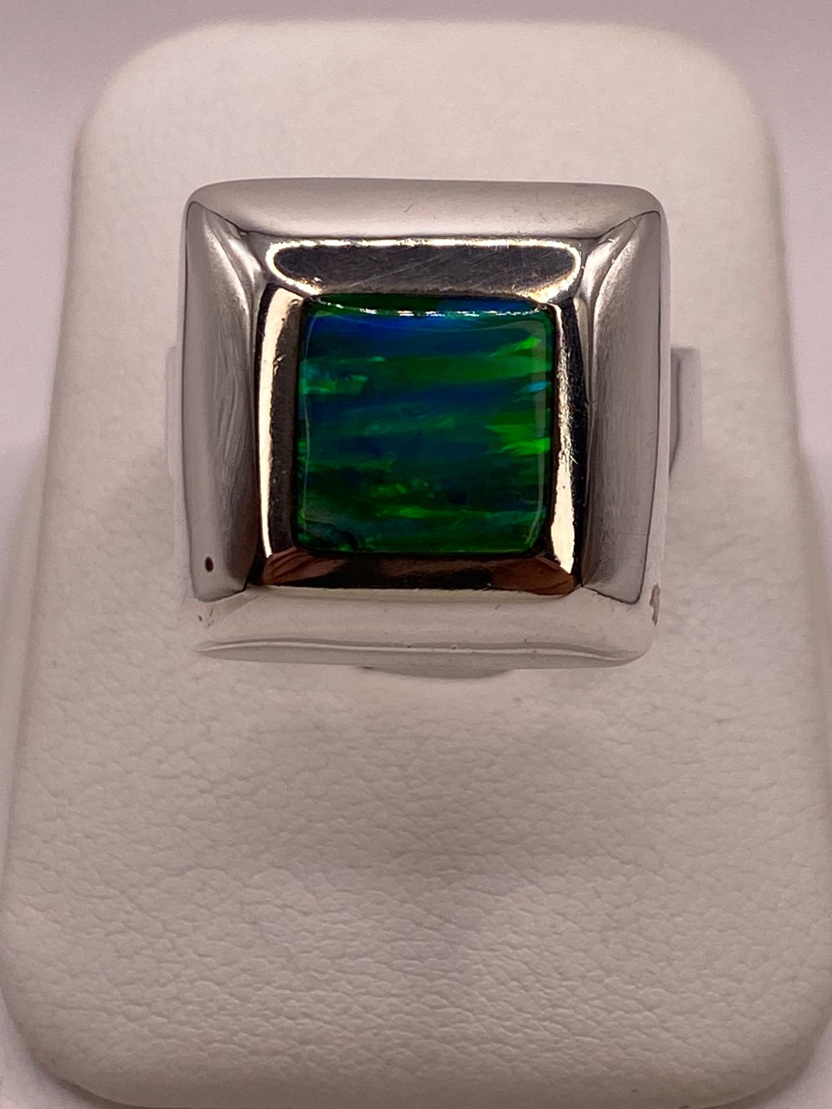 Anillo Cuadrado con Ópalo de Fuego Verde en Plata .925