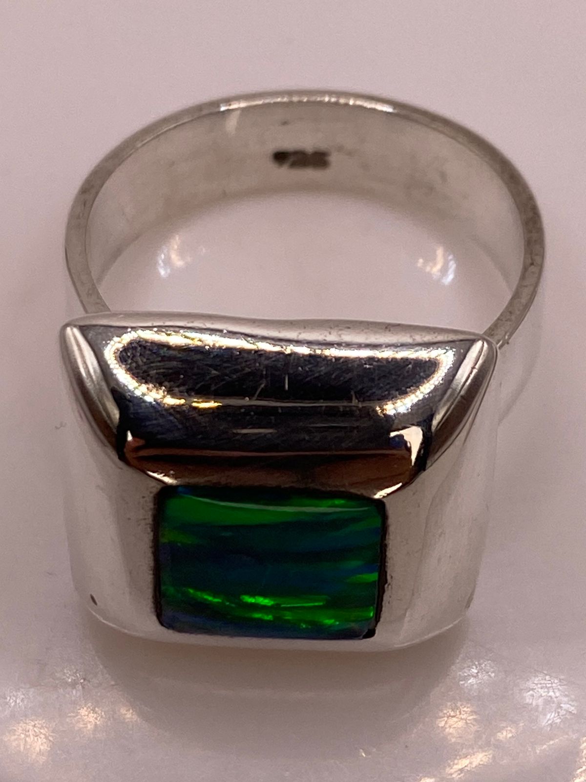 Anillo Cuadrado con Ópalo de Fuego Verde en Plata .925