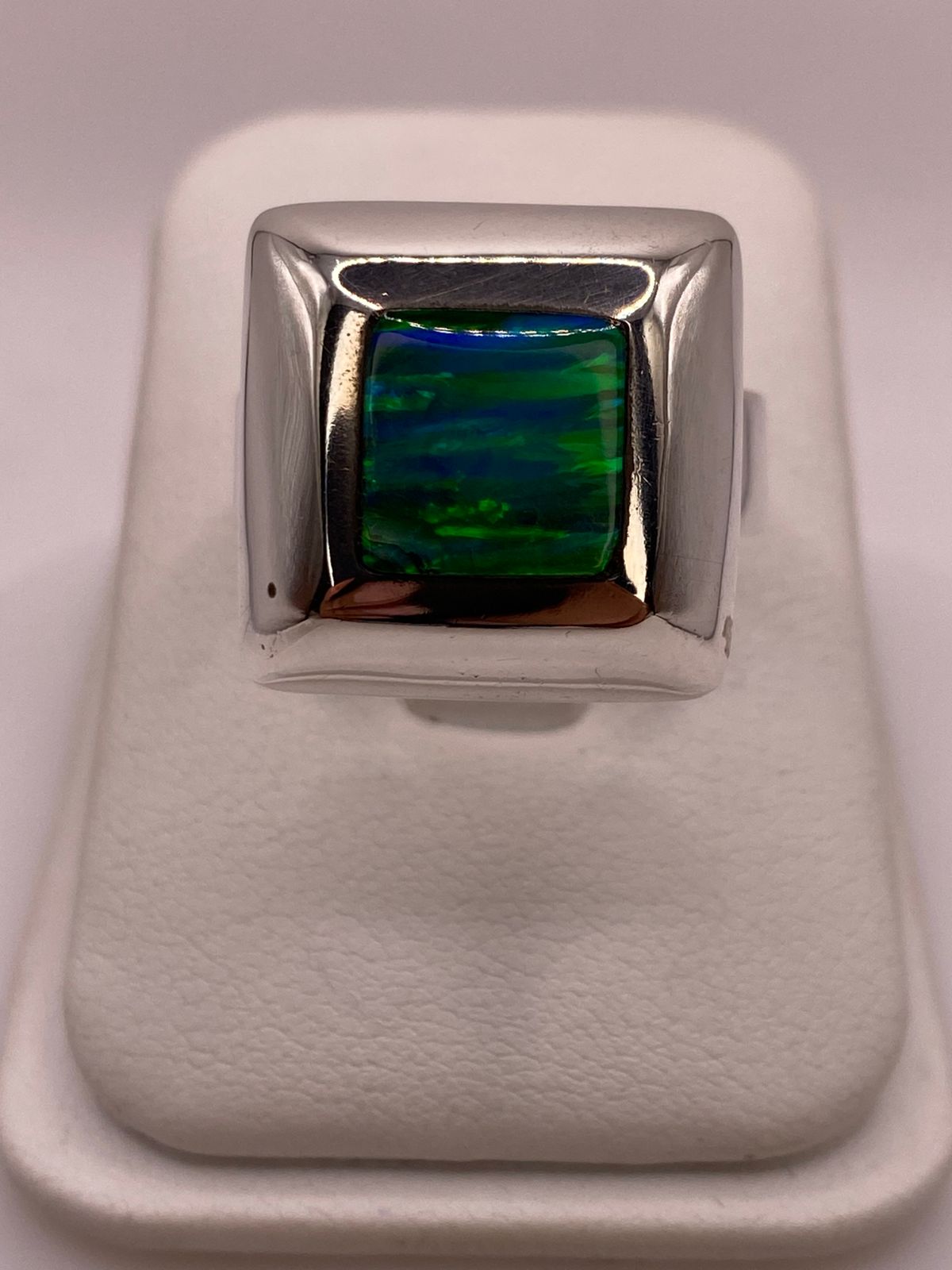 Anillo Cuadrado con Ópalo de Fuego Verde en Plata .925