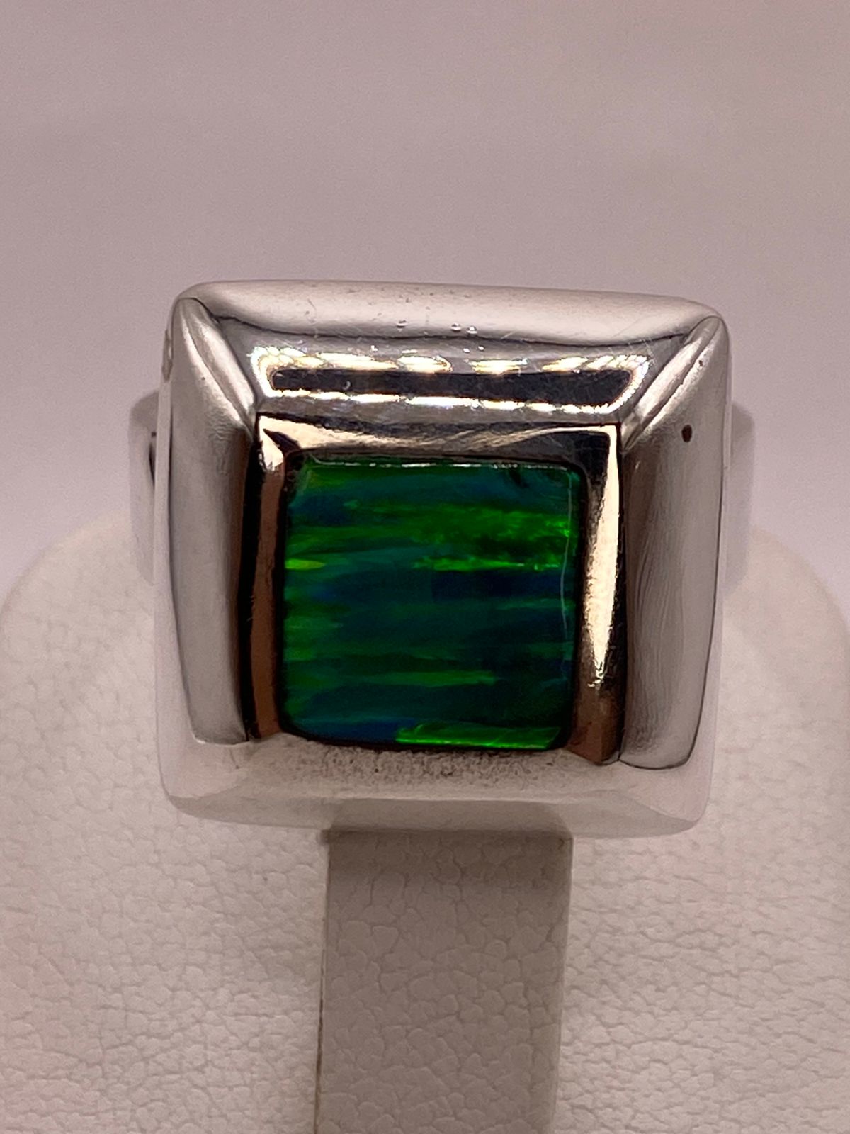 Anillo Cuadrado con Ópalo de Fuego Verde en Plata .925