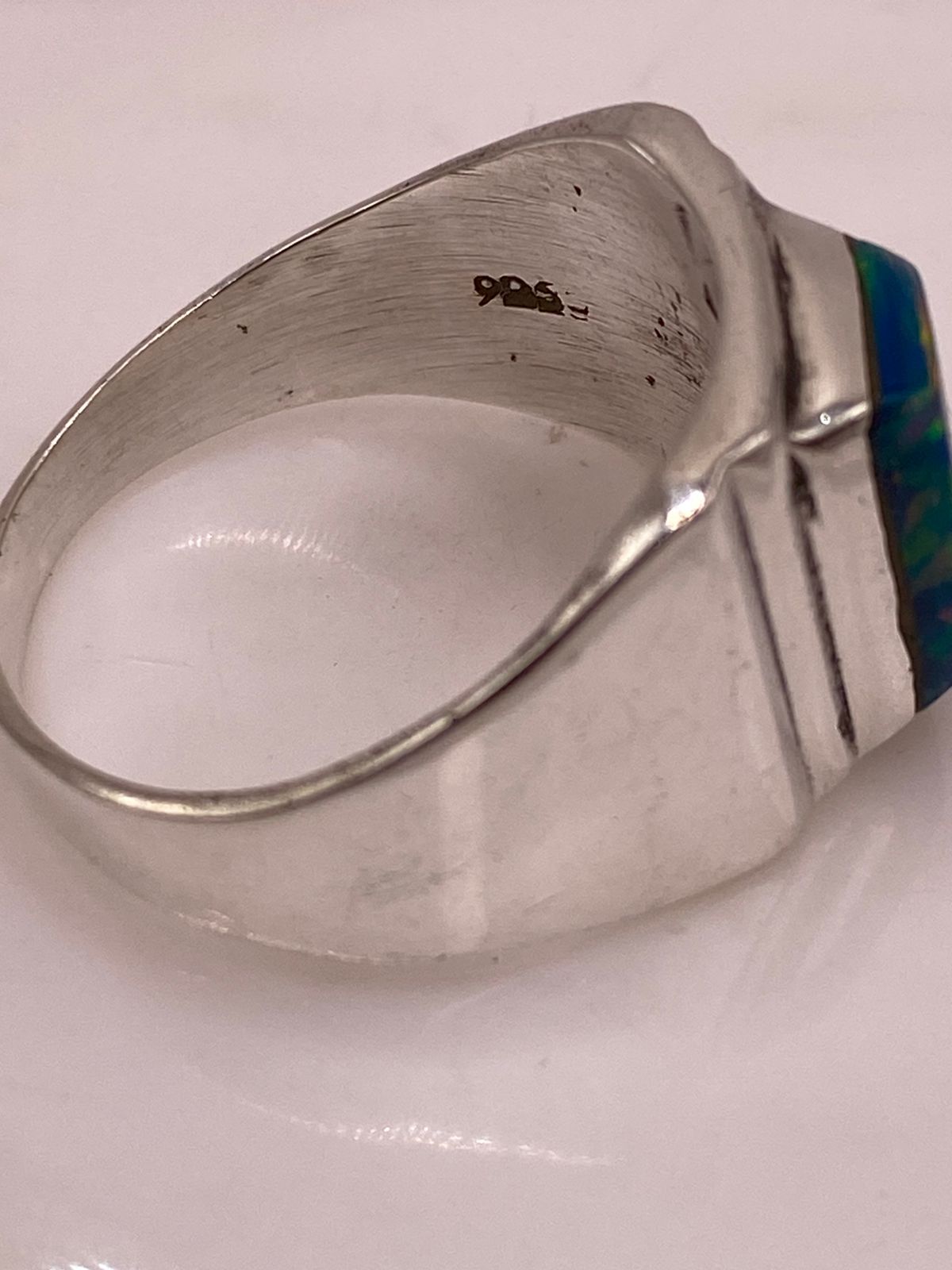 Anillo Diseño Contemporáneo Plata Ley 925 con Incrustación Vertical de Ópalo de Fuego