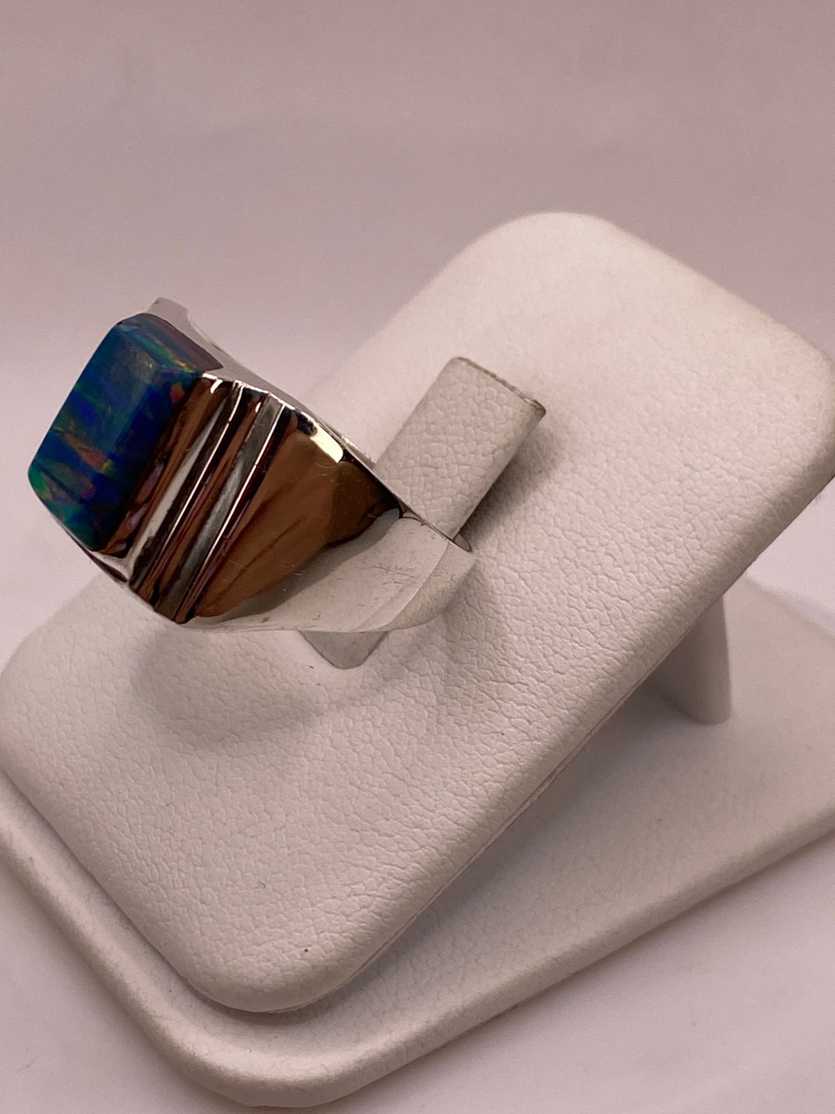 Anillo Diseño Contemporáneo Plata Ley 925 con Incrustación Vertical de Ópalo de Fuego