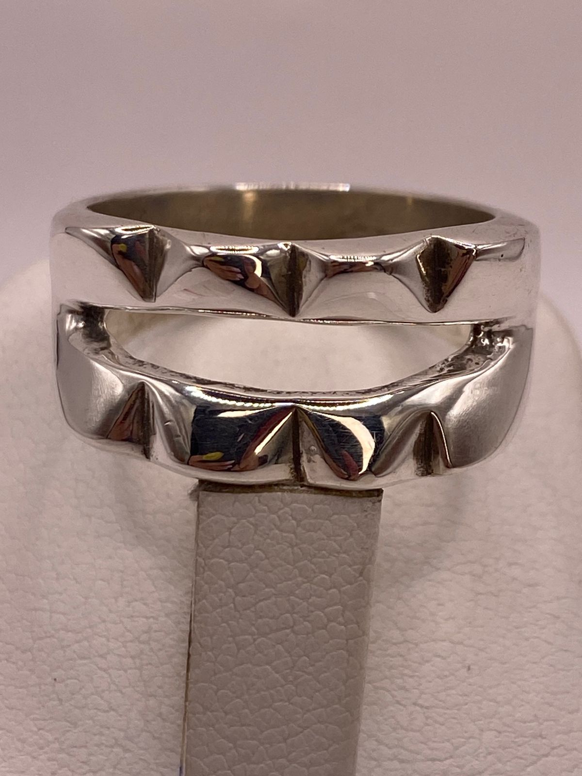 Anillo Doble Banda con Picos Esculpidos en Plata .925