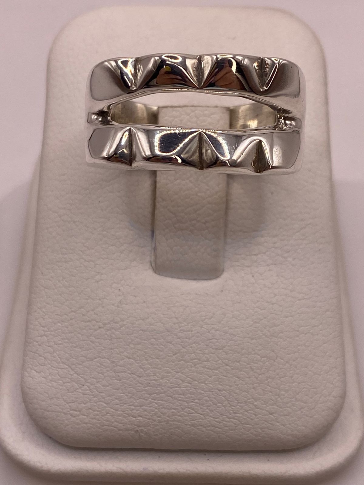 Anillo Doble Banda con Picos Esculpidos en Plata .925