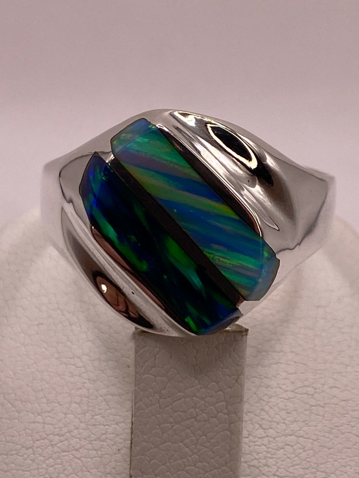 Anillo con Dos Líneas Diagonales de Ópalo de Fuego Multicolor en Plata .950