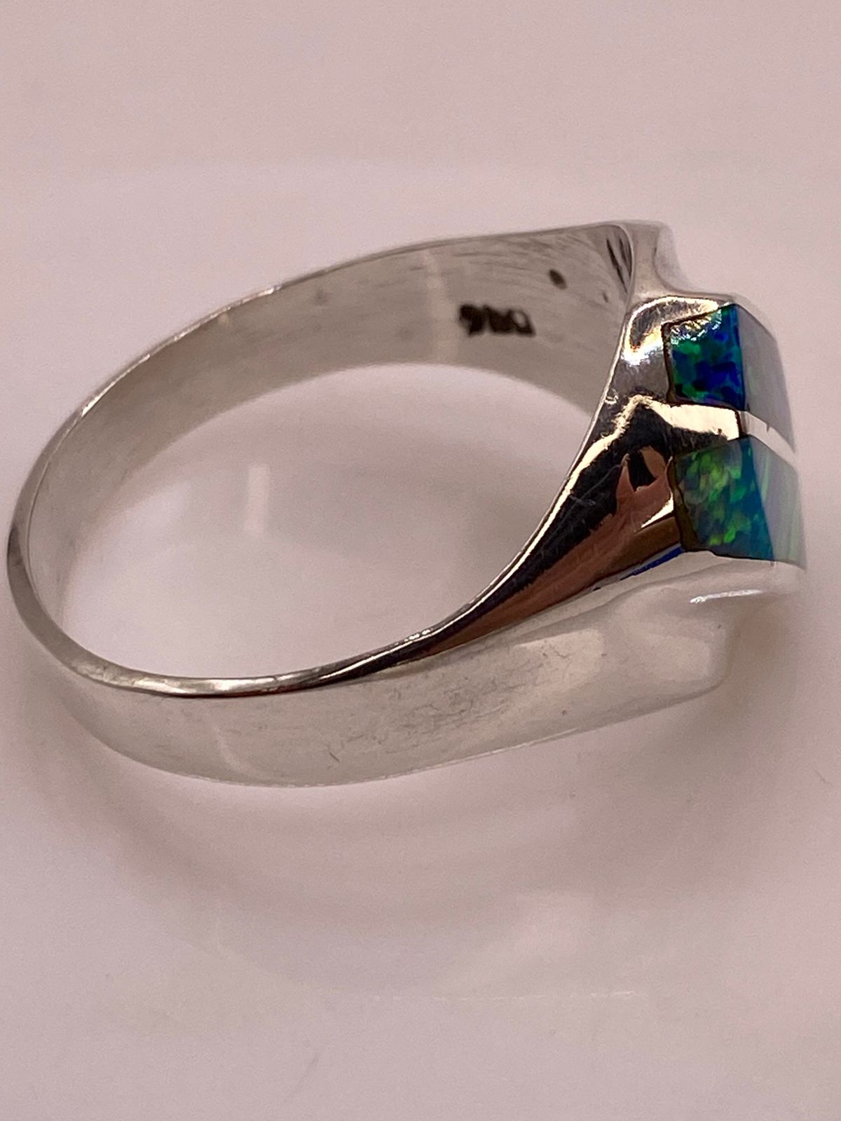 Anillo con Dos Líneas Diagonales de Ópalo de Fuego Multicolor en Plata .950