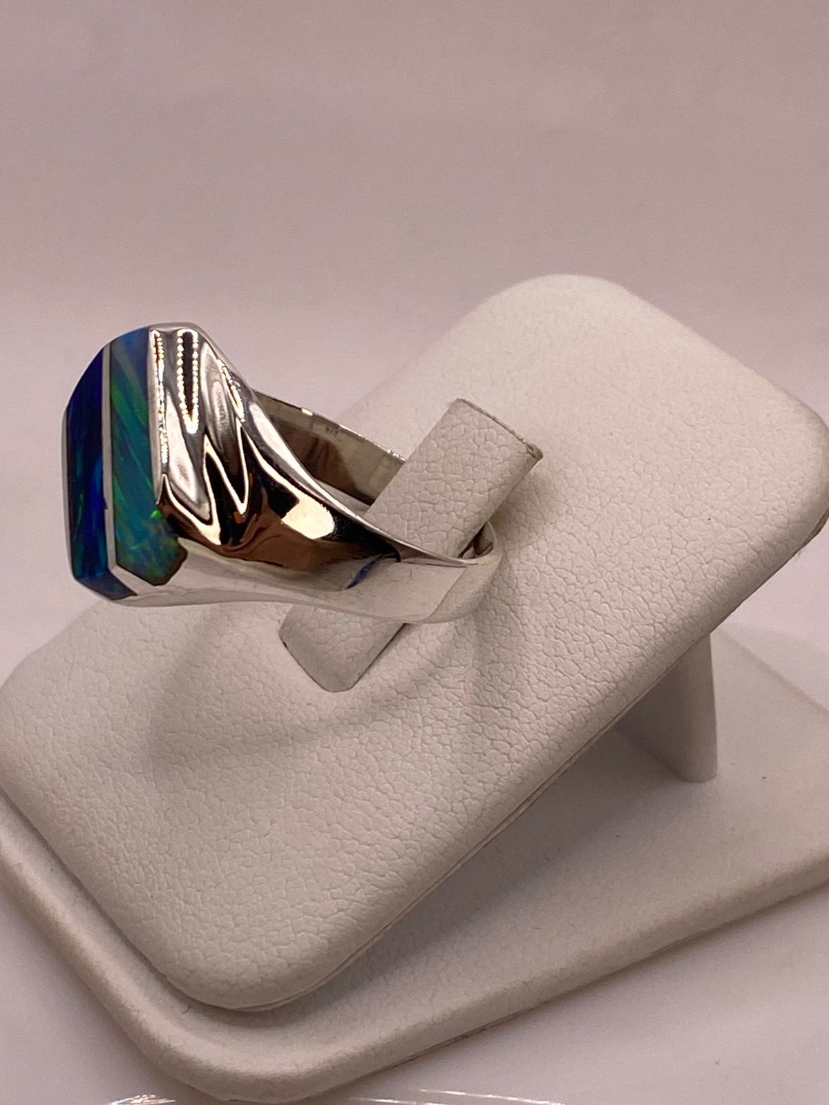 Anillo con Dos Líneas Diagonales de Ópalo de Fuego Multicolor en Plata .950