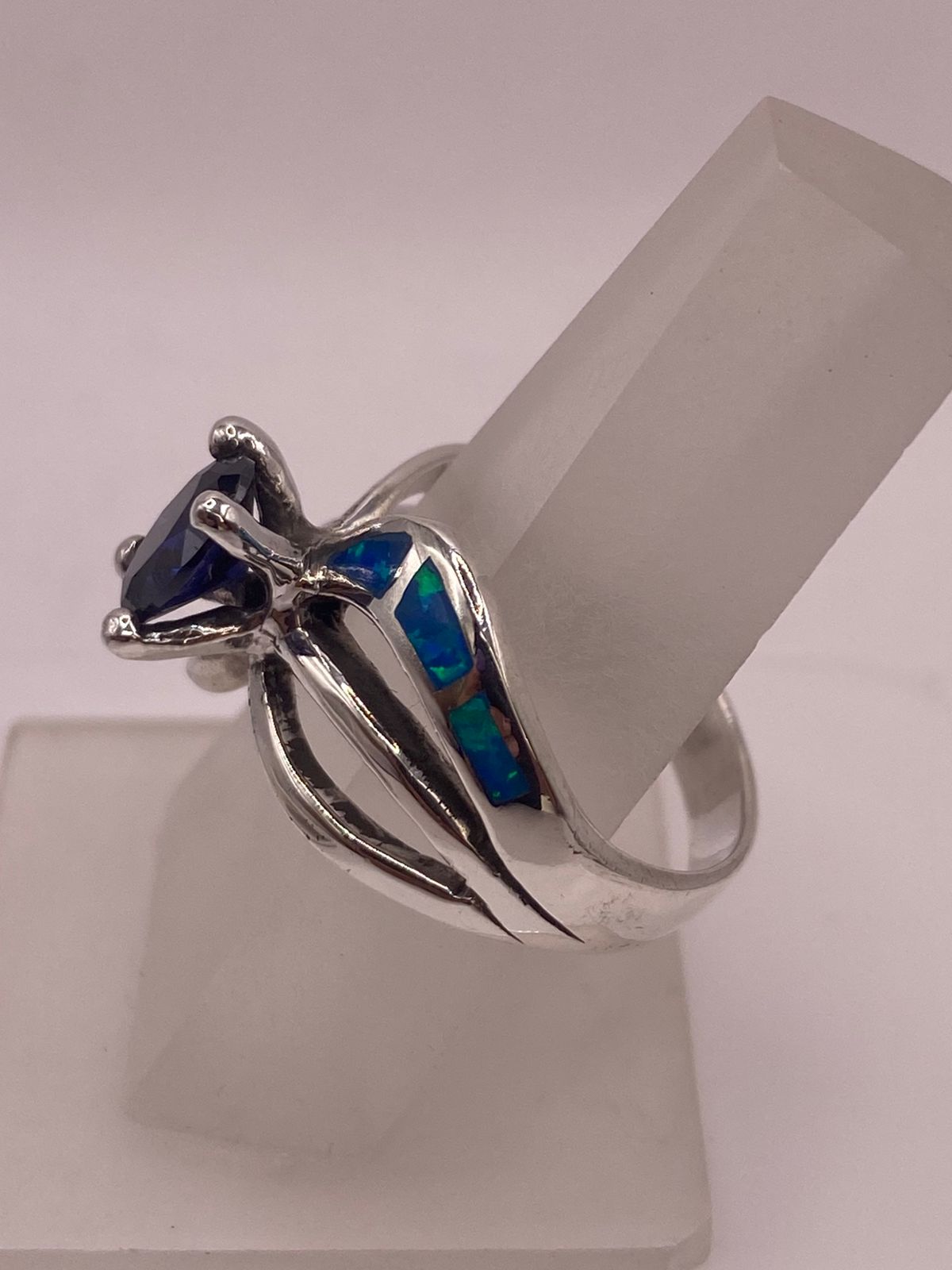 Anillo Elegante Curvo de Plata 950 con Ópalo de Fuego y Zirconia