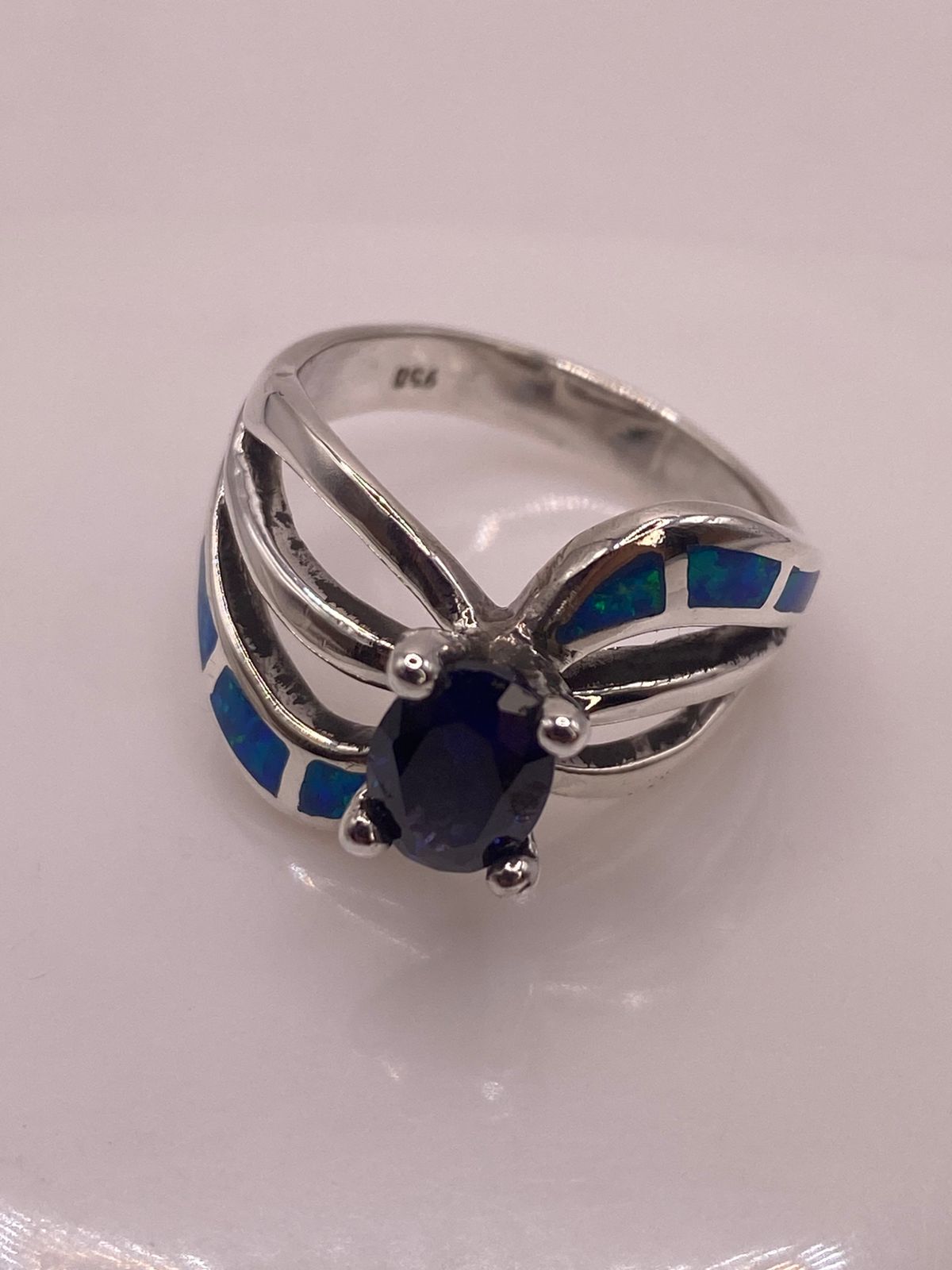 Anillo Elegante Curvo de Plata 950 con Ópalo de Fuego y Zirconia