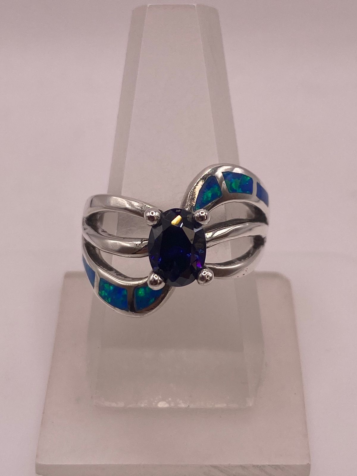 💍✨ Anillo Elegante Curvo de Plata 950 con Ópalo de Fuego y Zirconia — ángulo diagonal