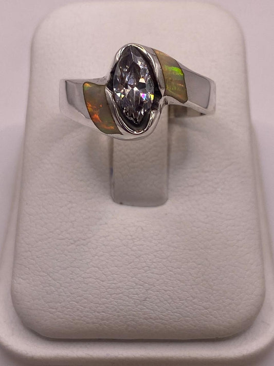 💍✨ Anillo Elegante de Plata 950con Ópalo de Fuego y Zirconia — ángulo diagonal