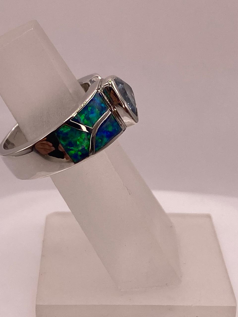 Anillo Elegante con Ópalo de Fuego Tornasol y Zirconia en Plata .925