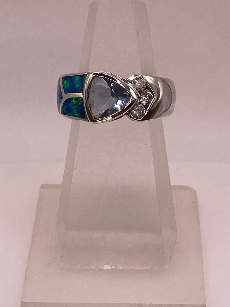 Anillo Elegante con Ópalo de Fuego Tornasol y Zirconia en Plata .925