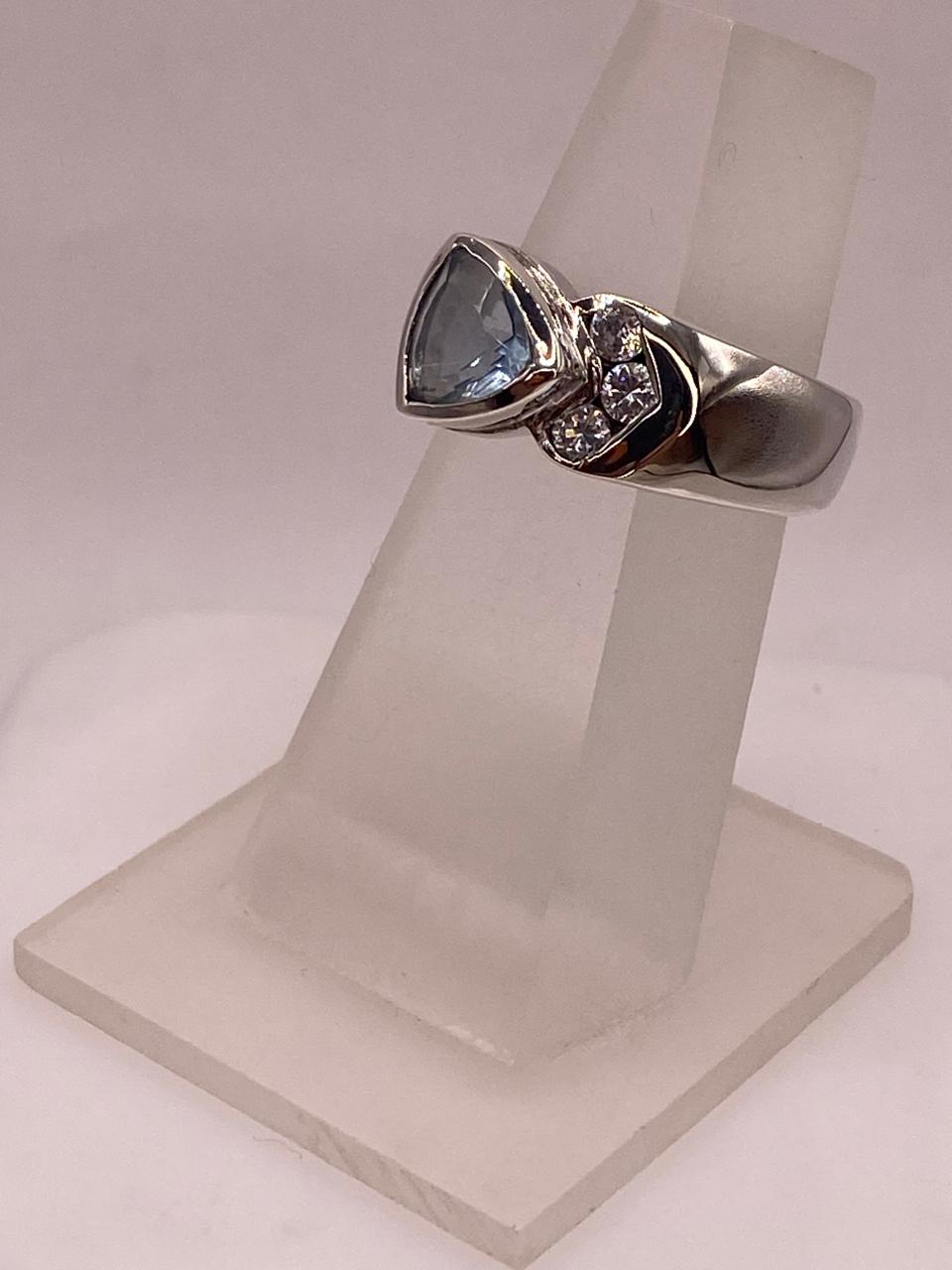 Anillo Elegante con Ópalo de Fuego Tornasol y Zirconia en Plata .925