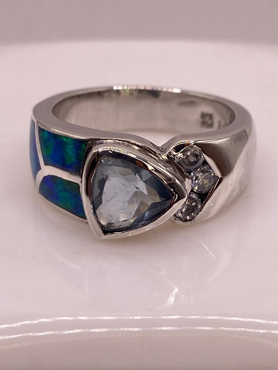 Anillo Elegante con Ópalo de Fuego Tornasol y Zirconia en Plata .925