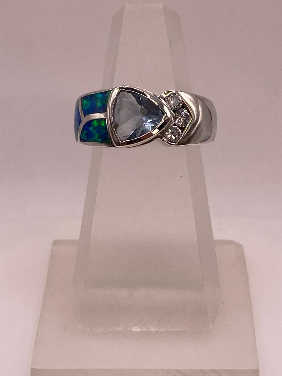 Anillo Elegante con Ópalo de Fuego Tornasol y Zirconia en Plata .925