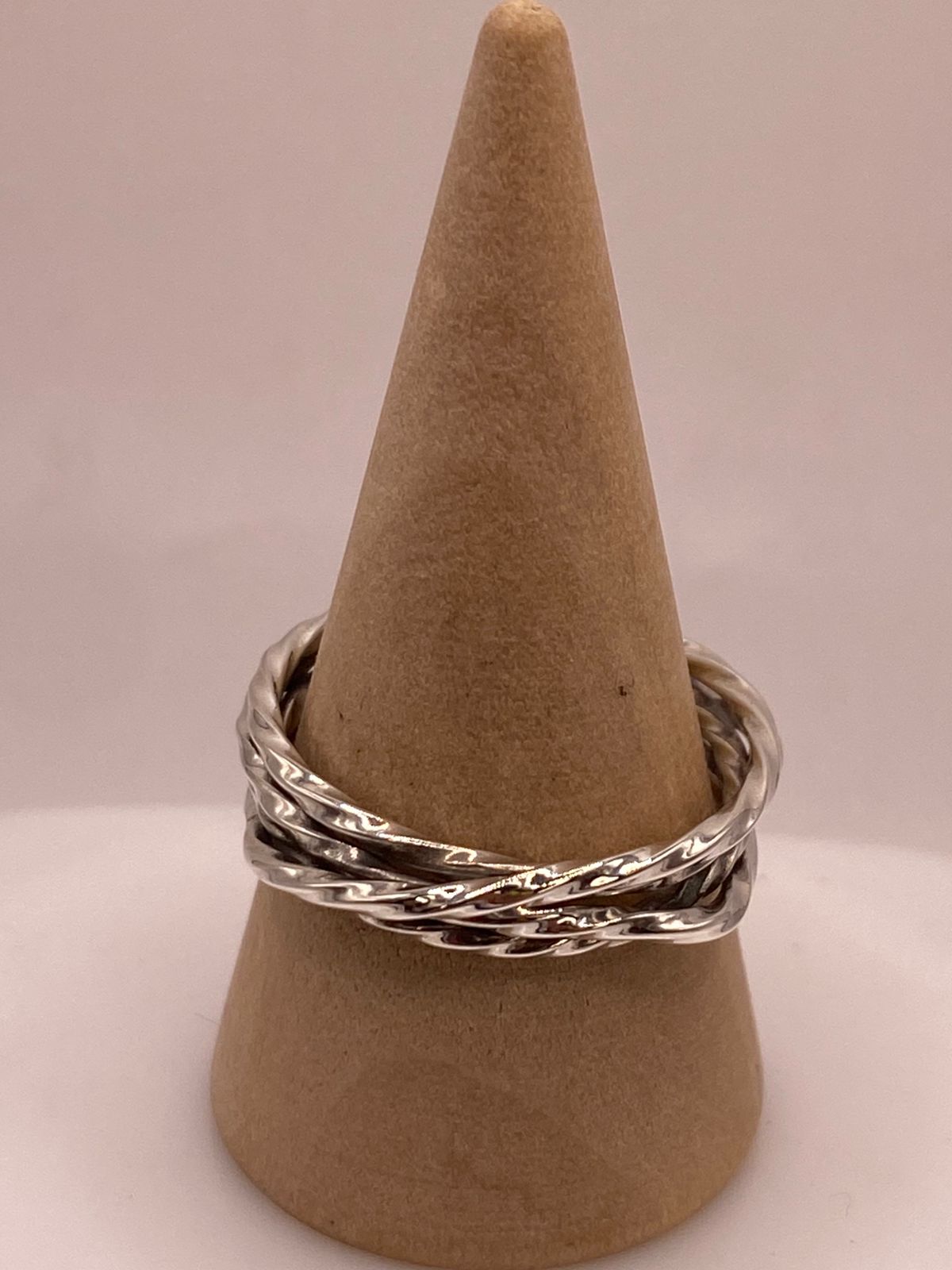 Anillo Entrelazado con Acabado Martillado en Plata .925