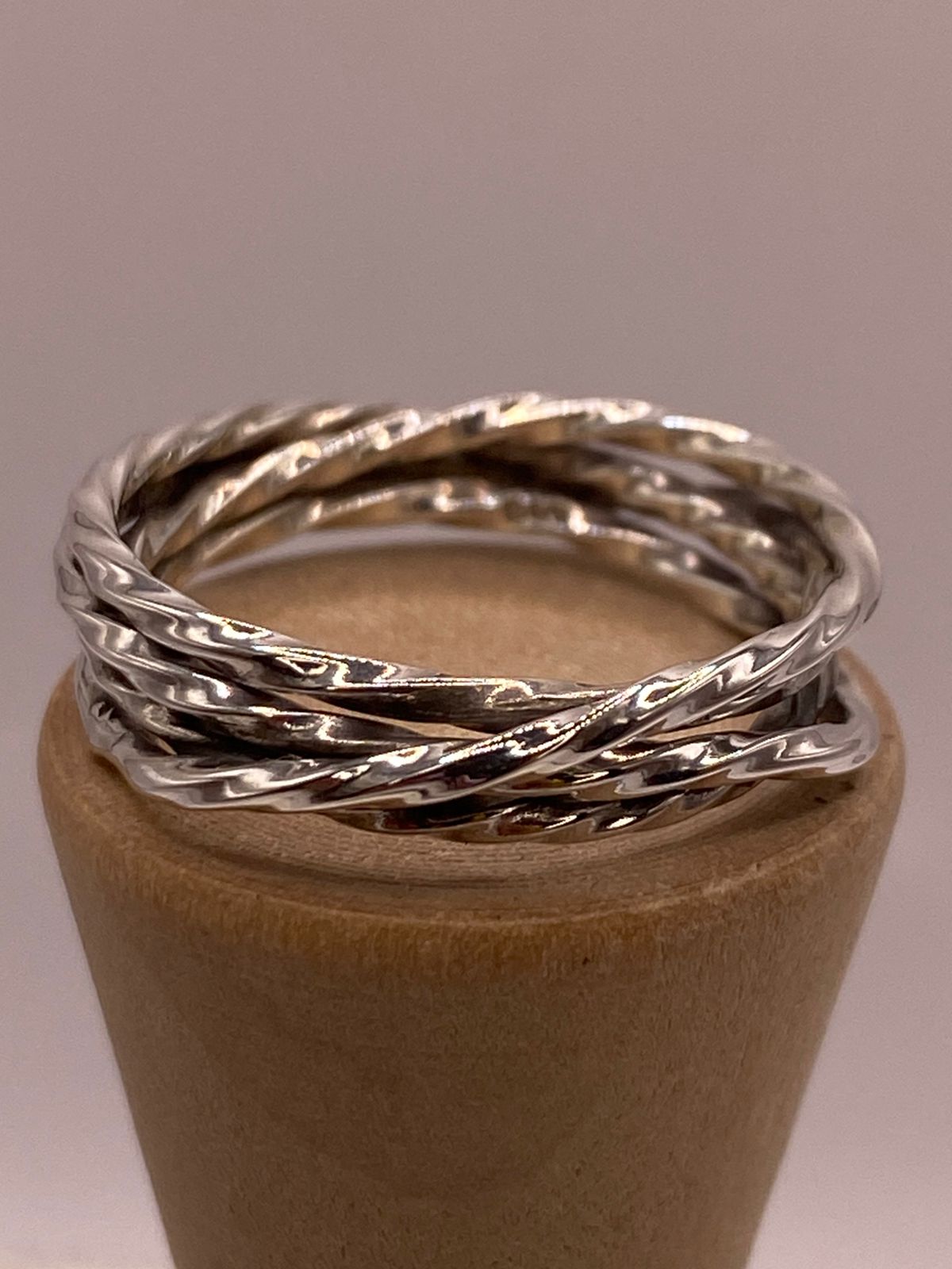 Anillo Entrelazado con Acabado Martillado en Plata .925