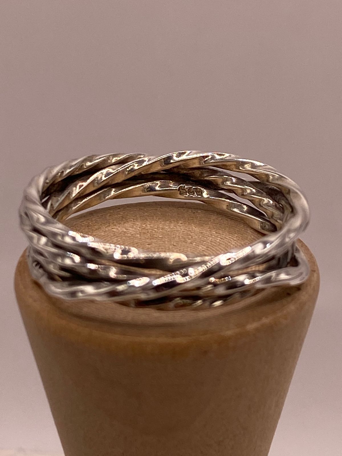 Anillo Entrelazado con Acabado Martillado en Plata .925
