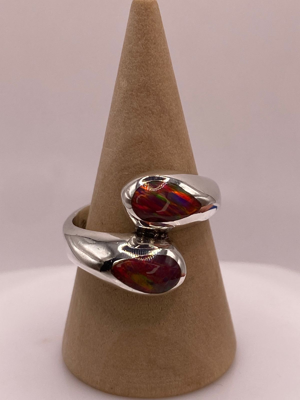 Anillo Envolvente con Ópalo de Fuego Multicolor en Plata .950