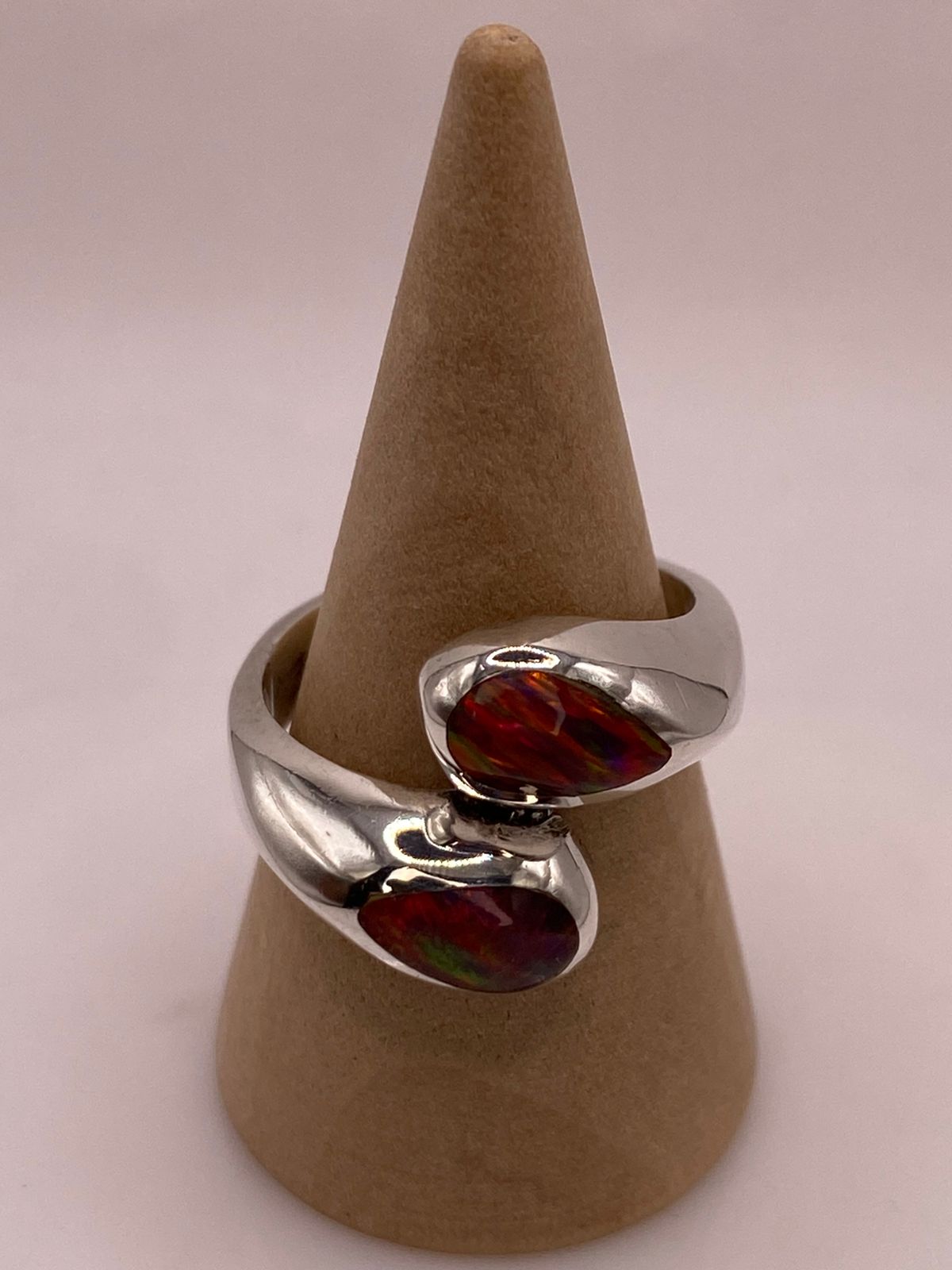Anillo Envolvente con Ópalo de Fuego Multicolor en Plata .950