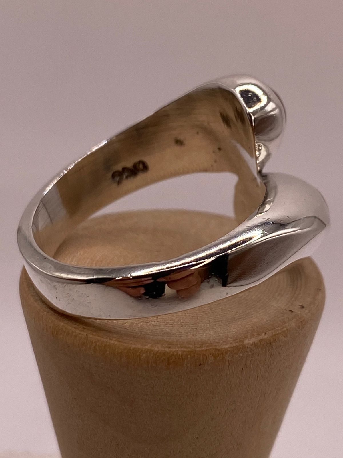 Anillo Envolvente con Ópalo de Fuego Multicolor en Plata .950