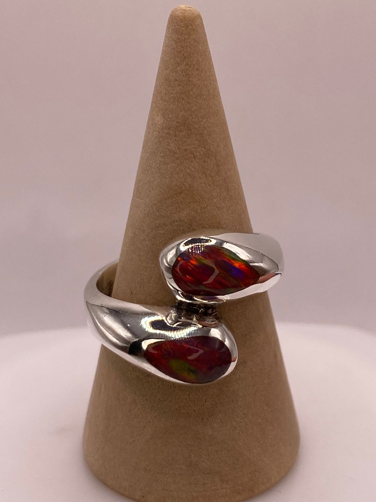 Anillo Envolvente con Ópalo de Fuego Multicolor en Plata .950