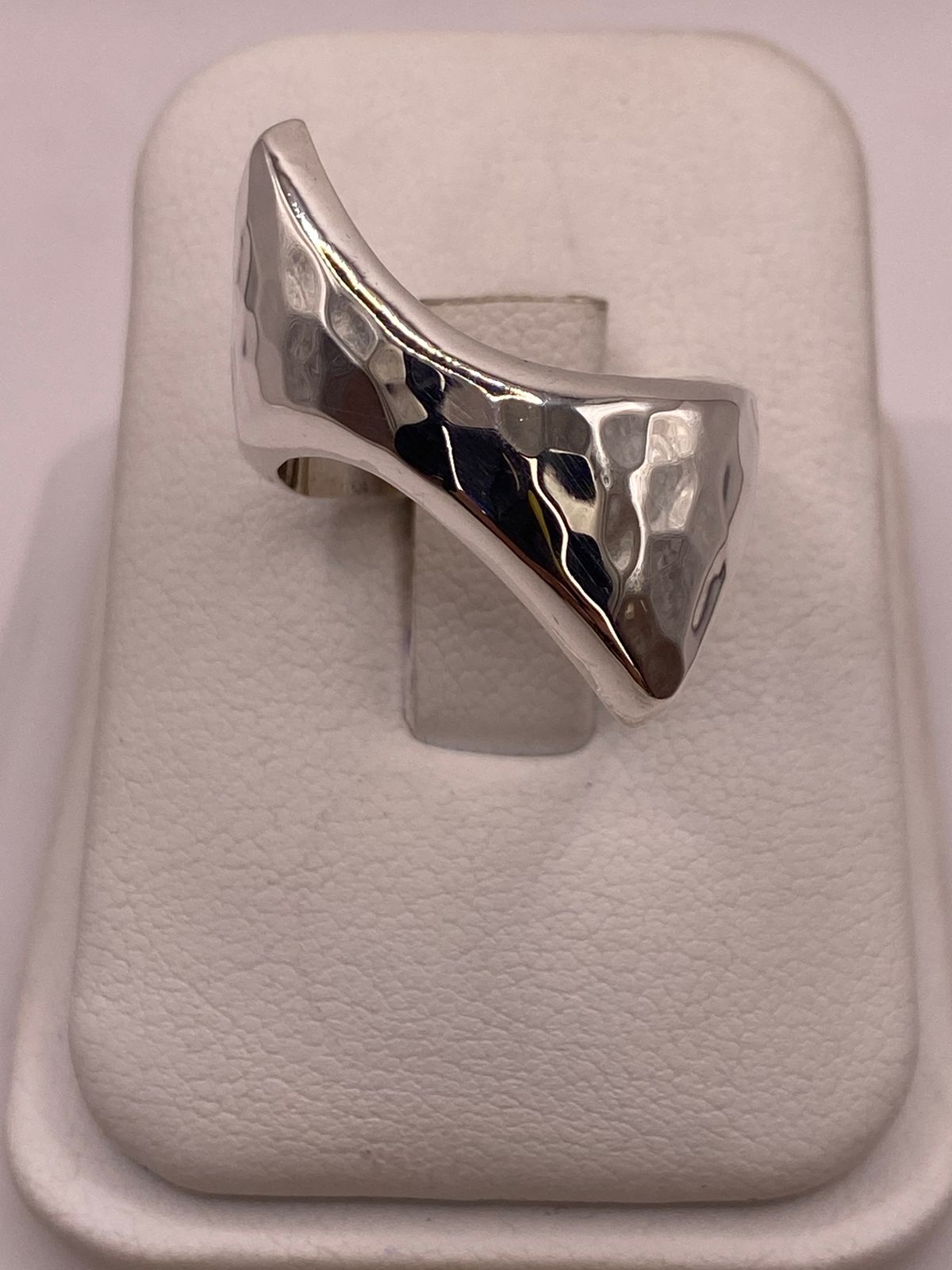 Anillo Escultural Martillado en Plata .925