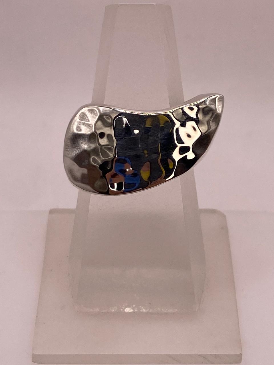 Anillo Escultural Martillado en Plata .925