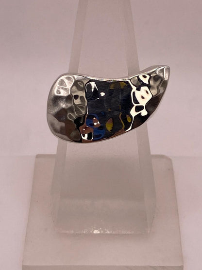 Anillo Escultural Martillado en Plata .925, vista lateral