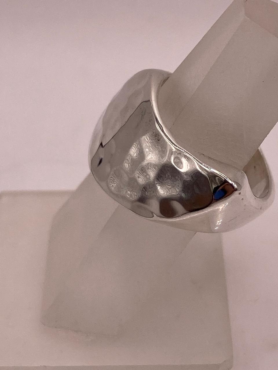 Anillo Escultural Martillado en Plata .925