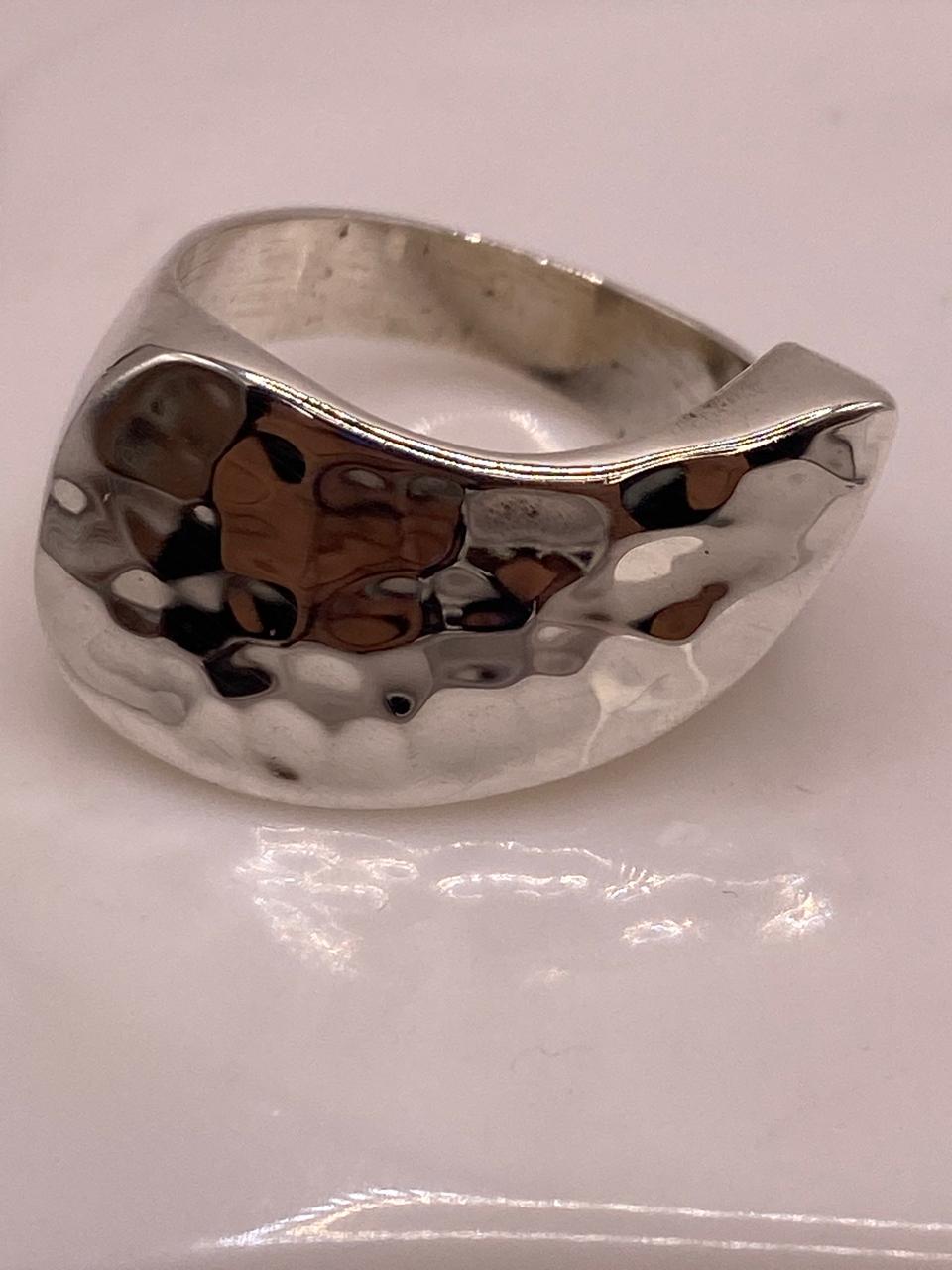 Anillo Escultural Martillado en Plata .925