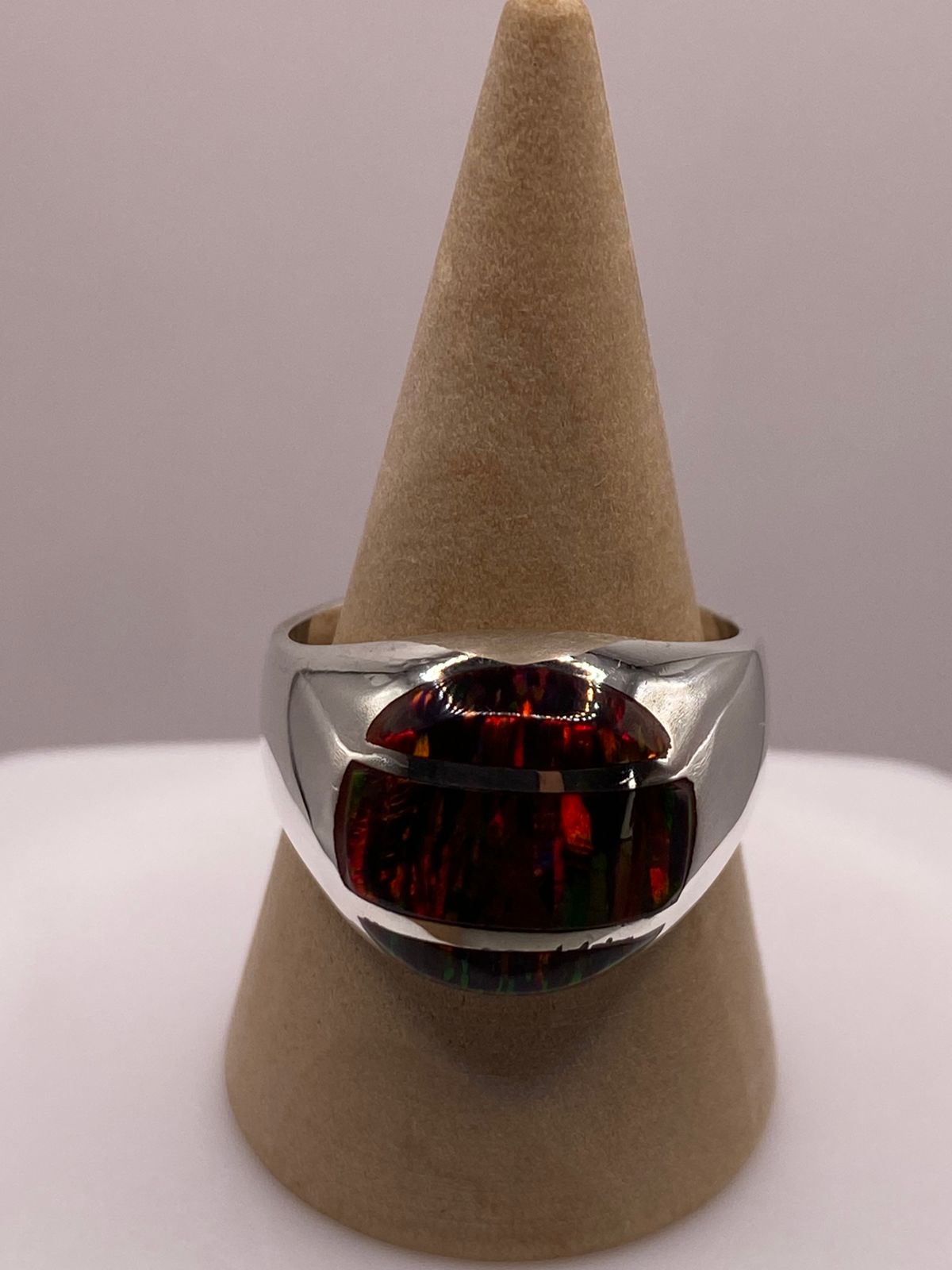 Anillo Escultural con Ópalo de Fuego Multicolor en Plata .950