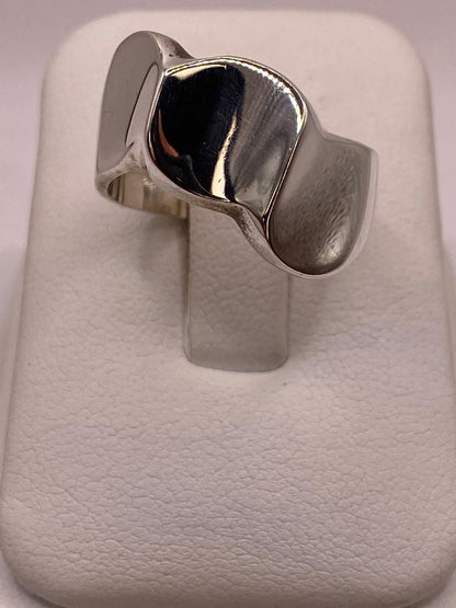 Anillo Escultural Orgánico en Plata .925, vista de detalle