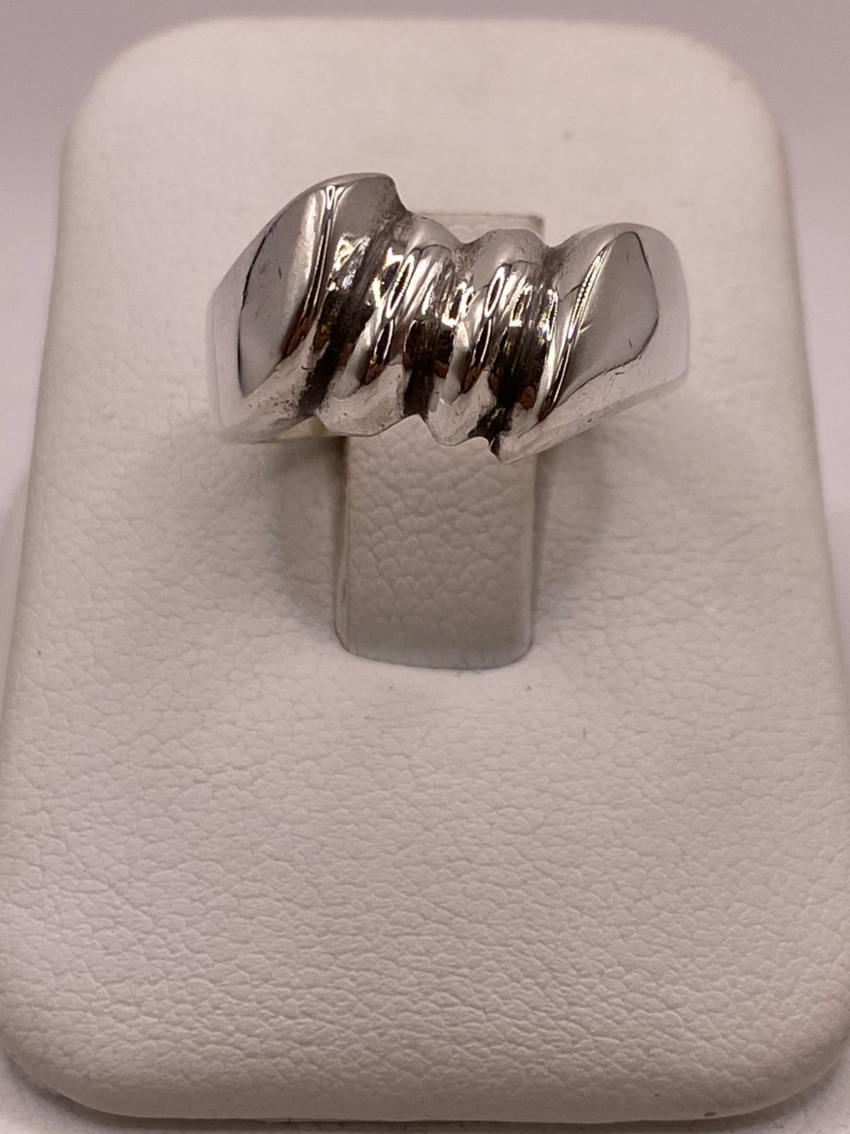 Anillo Escultural de Plata Ley .925 con Diseño Ondulado