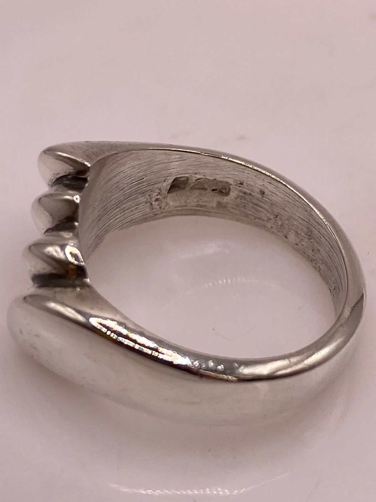 Anillo Escultural de Plata Ley .925 con Diseño Ondulado