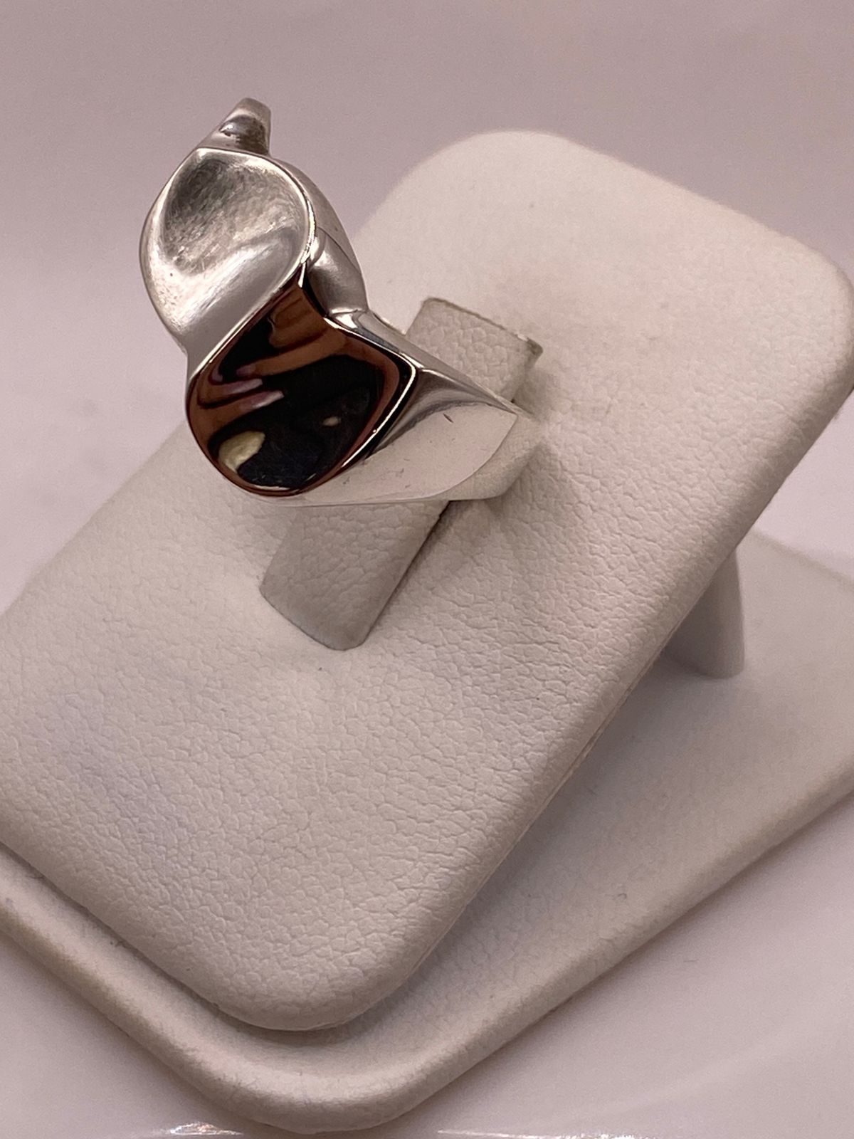 Anillo Escultural de Plata Ley .925 con Formas Ovaladas