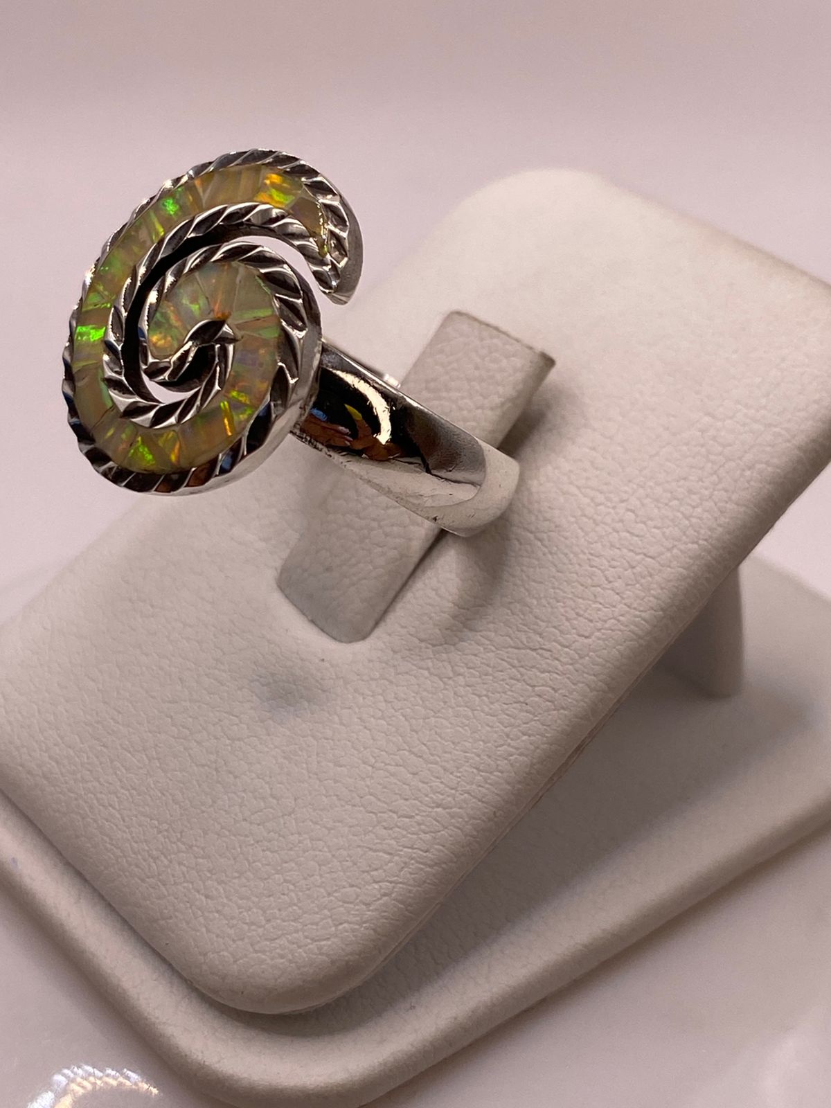 🔥 Anillo Espiral con Ópalo de Fuego en Plata Ley 925