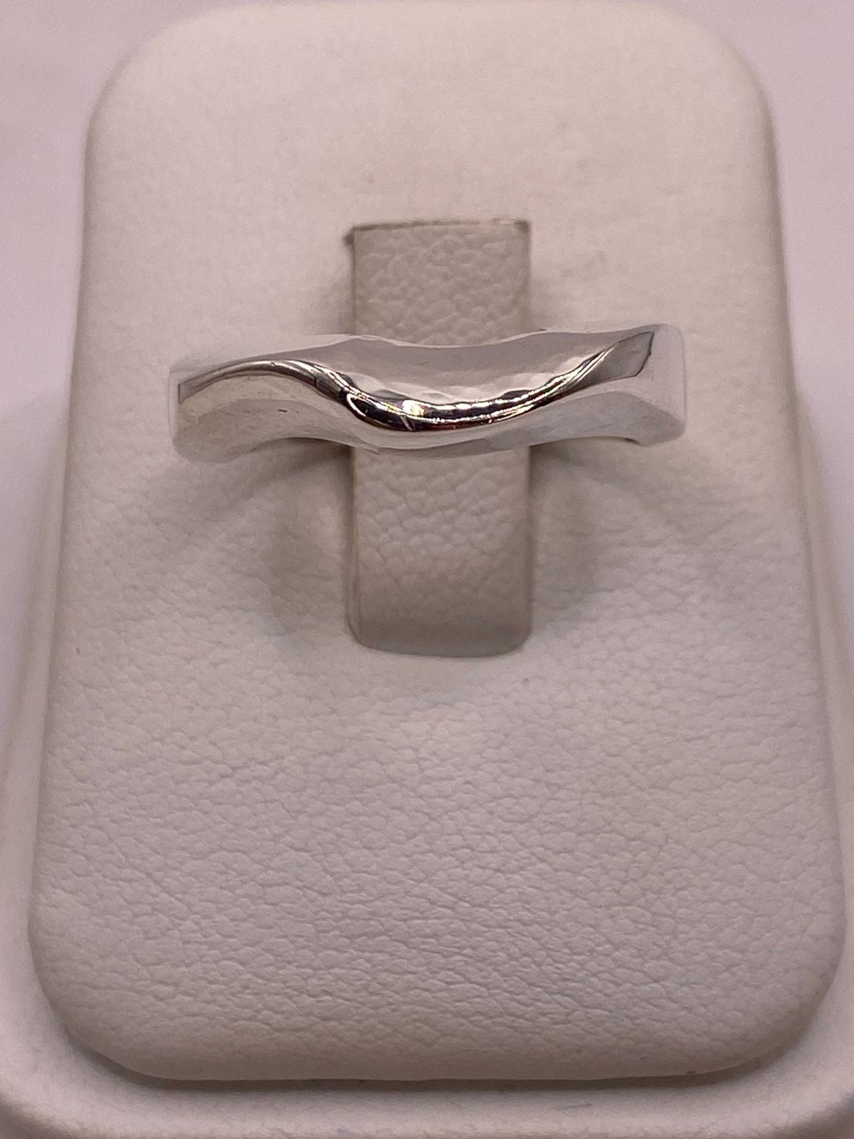 Anillo Estructural Martillado de Plata Ley .925