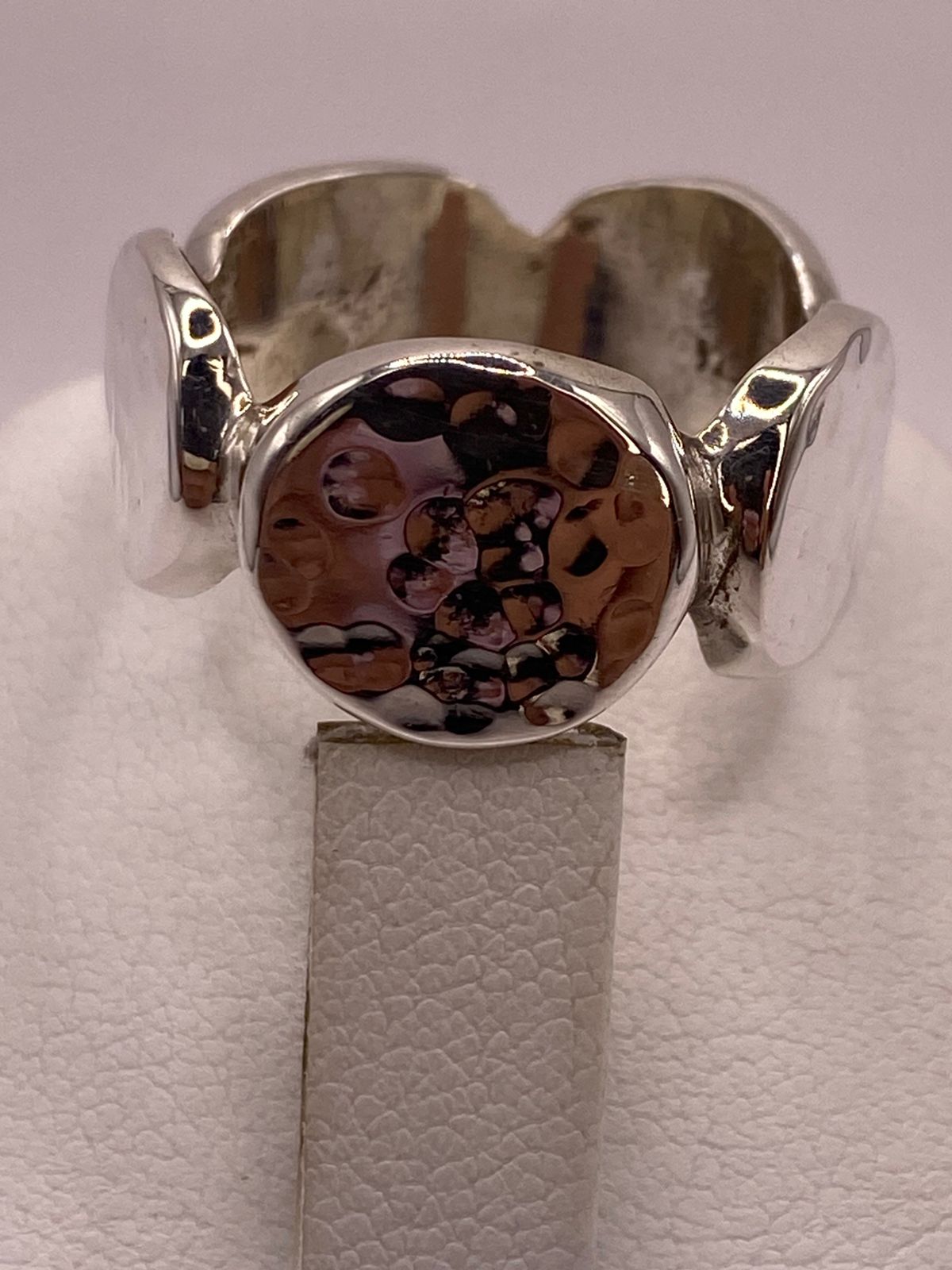 Anillo en Forma de Círculos Martillados de Plata Ley .925