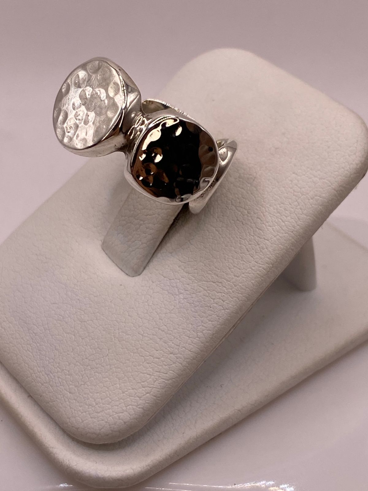 Anillo en Forma de Círculos Martillados de Plata Ley .925