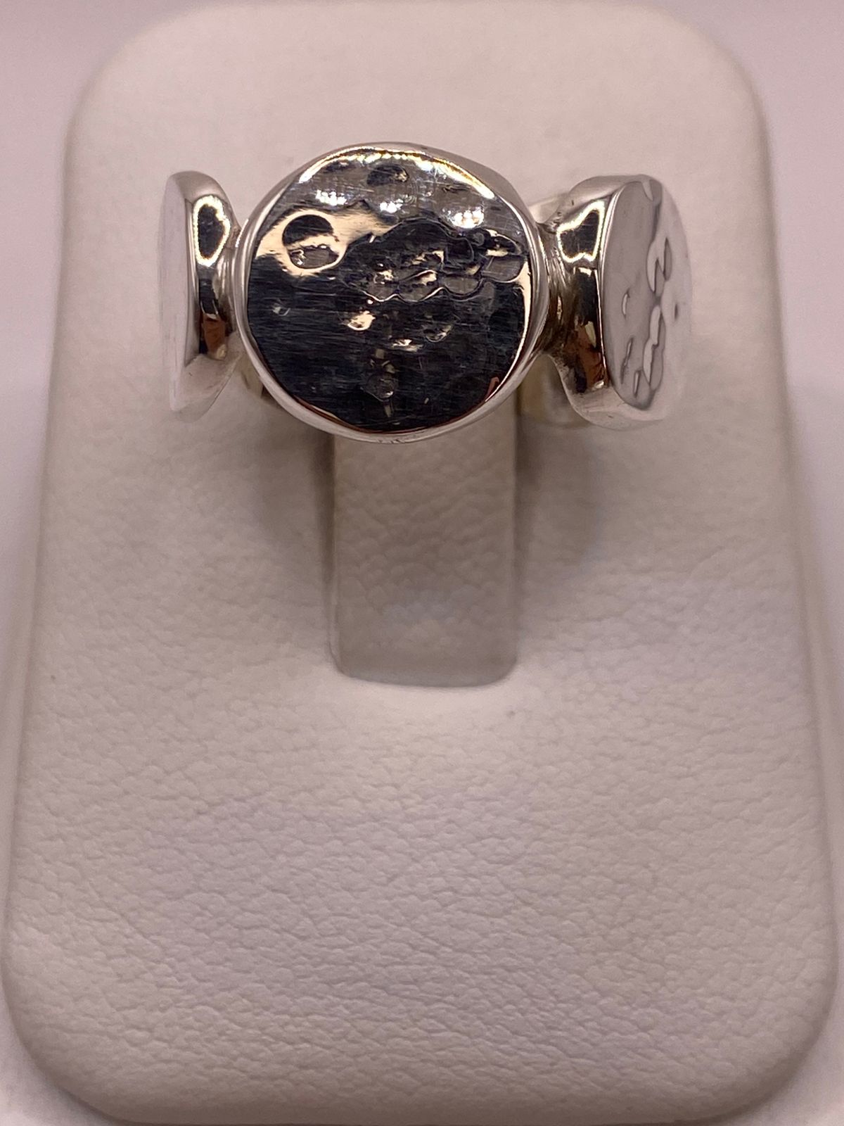 Anillo en Forma de Círculos Martillados de Plata Ley .925