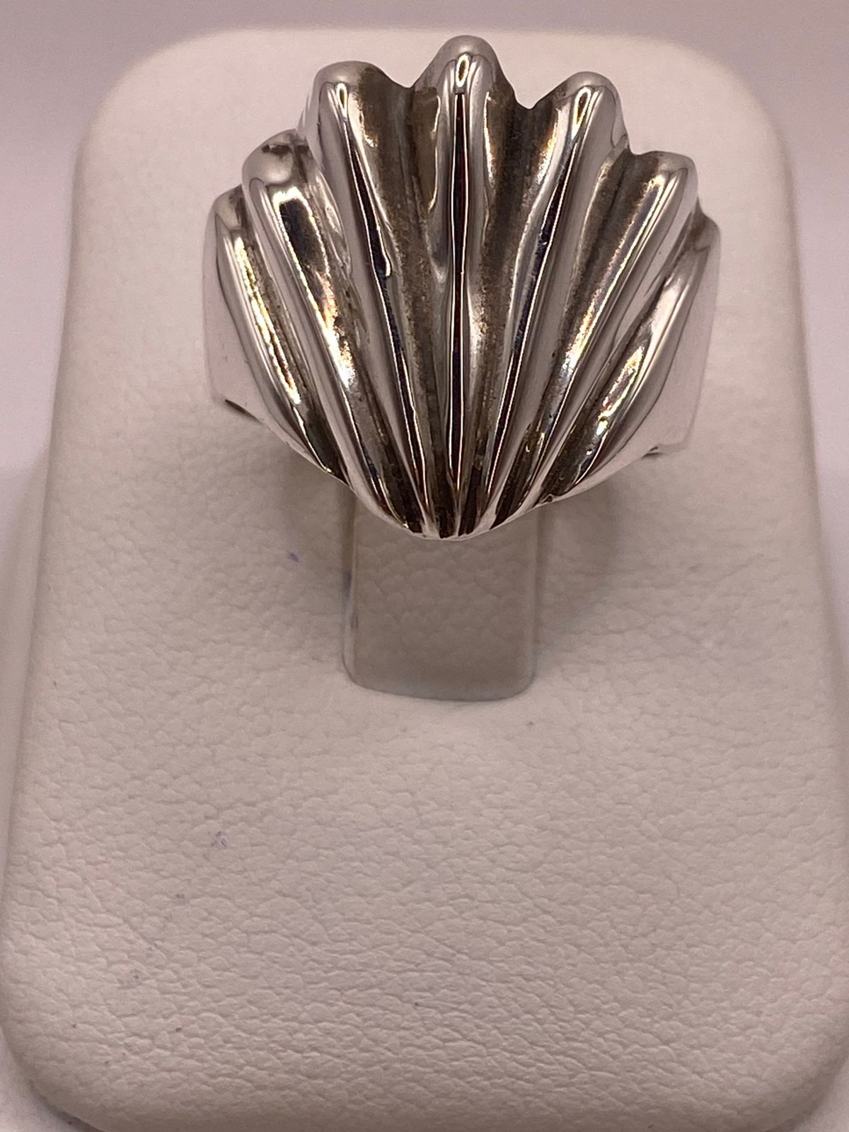 Anillo con Forma de Concha en Plata .925