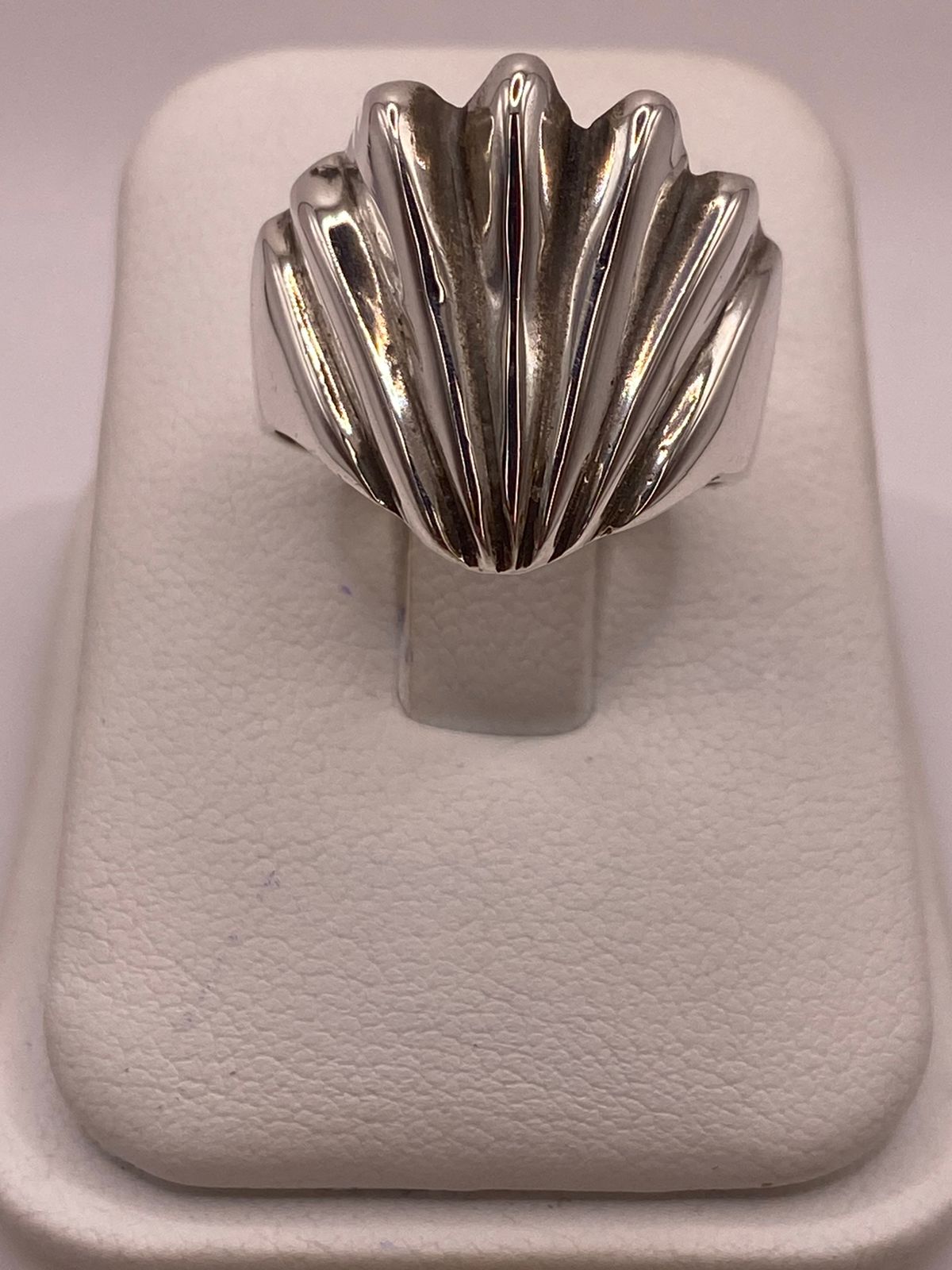 Anillo con Forma de Concha en Plata .925
